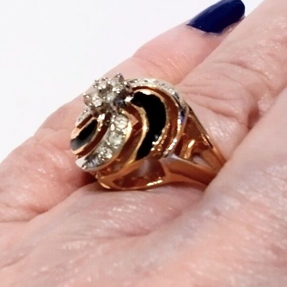 Vintage Gold Tone Black Enamel and Rhinestone Swirl Fashion Ring Size 7 1/4 - Picture 6 of 6